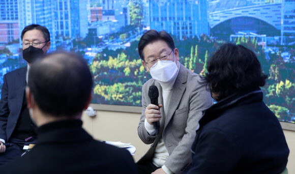 더불어민주당 이재명 대선 후보가 14일 오전 인천 연수구 인천경제자유구역청을 방문해 가진 인천경제자유구역 입주기업인들과 간담회에서 발언하고 있다. 공동사진취재