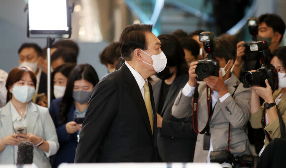 윤석열 대통령이 2일 오전 서울 용산 대통령실 청사에서 취재진과 출근길 문답을 마친 뒤 이동하고 있다. 연합뉴스