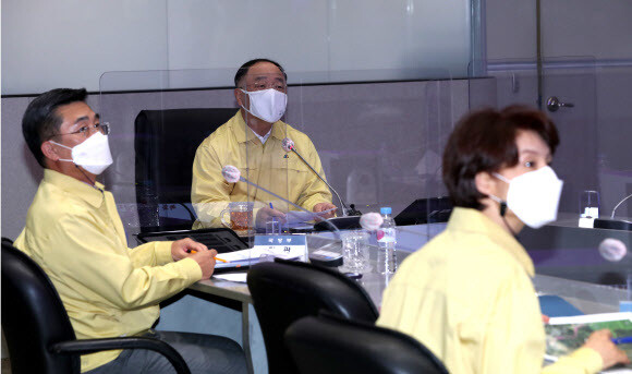 홍남기 국무총리 직무대행이 5일 오후 정부서울청사에서 아프리카돼지열병(ASF) 관계장관회의를 주재하고 있다. 연합뉴스 홍남기 국무총리 직무대행이 5일 오후 정부서울청사에서 아프리카돼지열병(ASF) 관계장관회의를 주재하고 있다. 연합뉴스