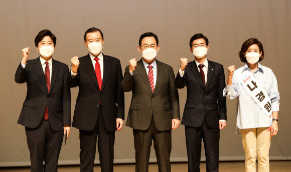 2일 부산 해운대구 벡스코에서 열린 국민의힘 부산·울산·경남 합동연설회에 참석한 이준석(왼쪽부터)·홍문표·주호영·조경태·나경원 당 대표 후보. 연합뉴스