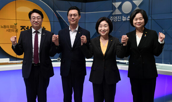 정의당 김윤기(왼쪽부터), 황순식, 심상정, 이정미 대선 경선후보가 16일 서울 양천구 에스비에스(SBS)에서 열린 1차 방송토론회에서 기념사진을 찍고 있다. 국회사진기자단