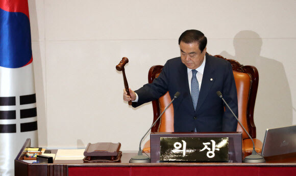 문희상 국회의장이 29일 오전 국회 본회의를 개의하고 있다. 연합뉴스