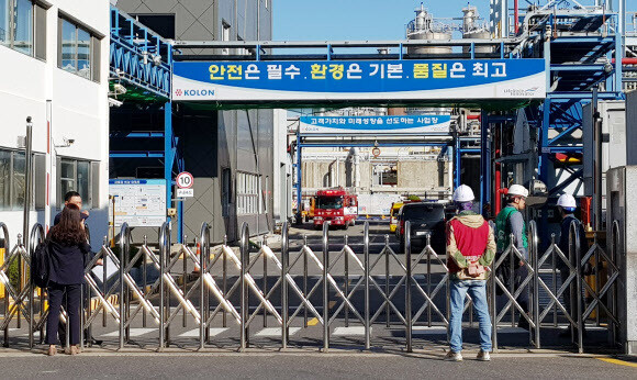 30일 탱크 유증기 폭발사고가 발생한 코오롱 인더스트리 울산공장에 소방차가 출동해 현장을 확인하고 있다. 연합뉴스