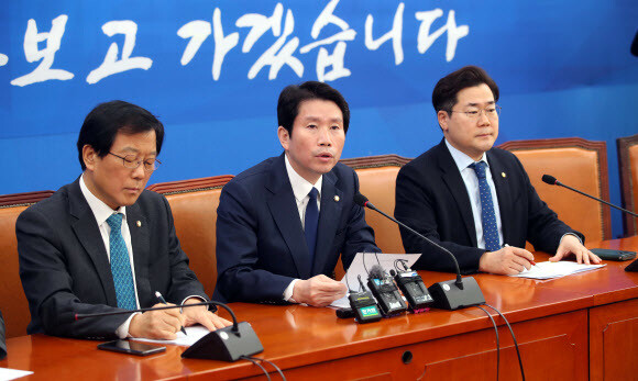 더불어민주당 이인영 원내대표가 23일 오전 국회에서 열린 코로나 관련 기자간담회에서 발언하고 있다. 연합뉴스