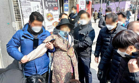 지난 3월7일 정오께 서울 서대문구 신촌 유플렉스 앞 광장에서 선거운동을 하던 송영길 더불어민주당 대표를 망치로 내려친 유튜버 표아무개(70)씨가 제지를 당하고 있다. 홍서윤 민주당 중앙선대위 부수석대변인 제공 지난 3월7일 정오께 서울 서대문구 신촌 유플렉스 앞 광장에서 선거운동을 하던 송영길 더불어민주당 대표를 망치로 내려친 유튜버 표아무개(70)씨가 제지를 당하고 있다. 홍서윤 민주당 중앙선대위 부수석대변인 제공