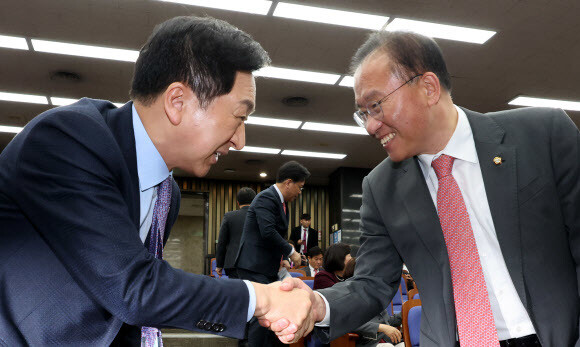 김기현 국민의힘 대표와 윤재옥 원내대표가 11일 오후 서울 여의도 국회에서 열린 의원총회에서 악수하고 있다. 연합뉴스