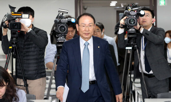 더불어민주당 최운열 중앙당선거관리위원장이 26일 오후 4·15 총선 국회의원 후보 1차 경선 결과를 발표하기 위해 서울 여의도 당사 대회의실에 들어서고 있다. 연합뉴스 더불어민주당 최운열 중앙당선거관리위원장이 26일 오후 4·15 총선 국회의원 후보 1차 경선 결과를 발표하기 위해 서울 여의도 당사 대회의실에 들어서고 있다. 연합뉴스