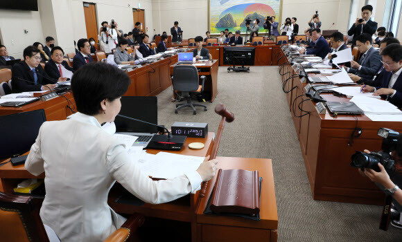 17일 오전 국회에서 열린 정무위원회 전체회의에서 백혜련 위원장이 의사봉을 두드리고 있다. 정무위는 이날 국회의원의 가상자산 자진신고 및 조사에 관한 결의안’을 채택했다. 연합뉴스