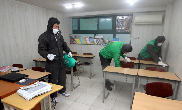 2021학년도 대학수학능력시험을 앞두고 2주 동안 운영되는 ‘수능 특별방역 기간’ 첫날인 19일 오전 서울 양천구 목동의 한 학원에서 새마을협의회 마을사랑방역봉사대 관계자들이 방역 활동을 하고 있다. 연합뉴스