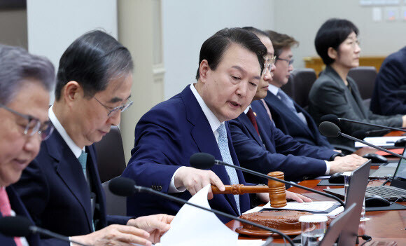 윤석열 대통령이 4일 서울 용산 대통령실 청사에서 열린 국무회의를 주재하고 있다. 연합뉴스