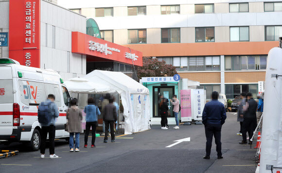 서울 국립중앙의료원 코로나19 선별진료소에 검사를 받으려는 시민이 줄을 서있다. 연합뉴스