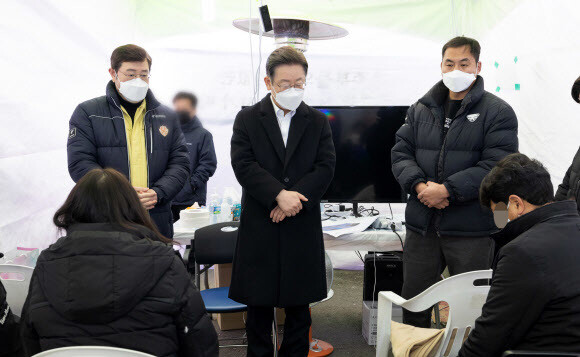 더불어민주당 이재명 대선후보가 27일 광주시 서구 광주화정아이파크 붕괴사고 현장을 방문, 실종자 가족들과 대화하고 있다. 공동취재사진