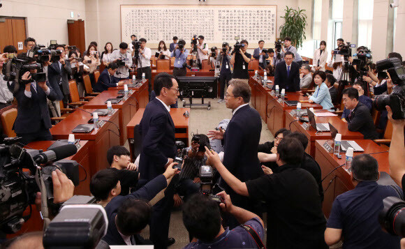 2019년 9월2일 조국 법무부 장관 후보자 인사청문회 개최 여부를 놓고 국회 법제사법위원회 김도읍 의원(자유한국당·왼쪽), 송기헌 의원(더불어민주당)이 설전을 벌이고 있다. 연합뉴스