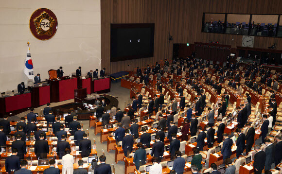 10일 오후 서울 여의도 국회에서 열린 본회의에서 김진표 국회의장과 의원들이 이태원 참사 희생자들을 추모하는 묵념을 하고 있다. 연합뉴스