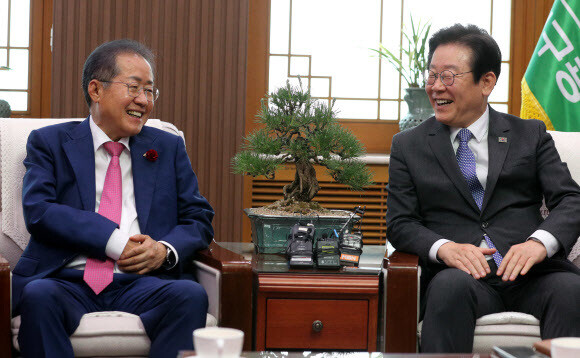 이재명 더불어민주당 대표가 10일 오후 대구시청 산격청사를 찾아 홍준표 대구시장과 면담하고 있다. 연합뉴스