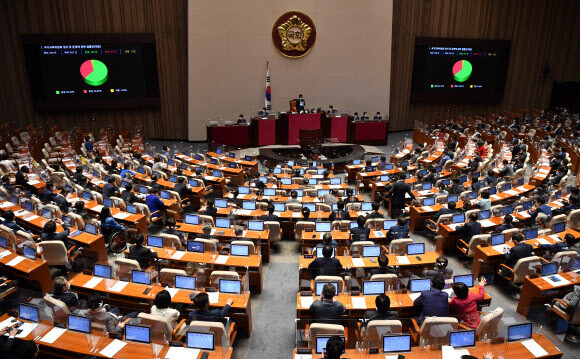 1일 오후 국회 본회의에서 국가교육위원회 설치 및 운영에 관한 법률안이 찬성 165인, 반대 91인, 기권 5인으로 가결되고 있다. 연합뉴스