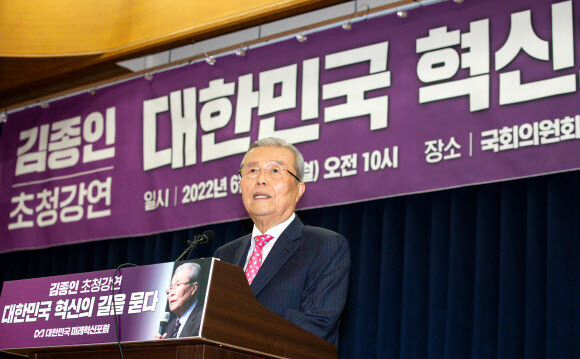 김종인, ‘윤핵관’ 면전서 “오로지 대통령만 쳐다보는 집단” 직격