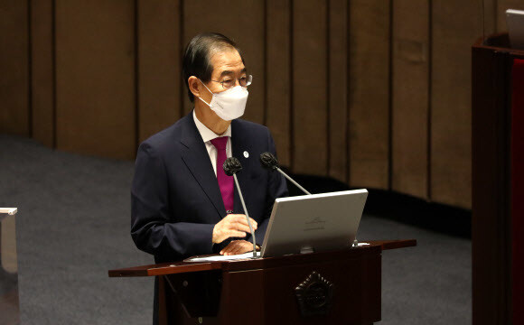 한덕수 국무총리가 26일 오후 국회에서 열린 경제 분야 대정부질문에서 의원 질문에 답변하고 있다. 공동취재사진