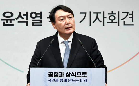 윤석열 전 검찰총장이 29일 오후 서울 서초구 매헌 윤봉길 의사 기념관에서 대선출마 선언을 하고 있다. <연합뉴스> 윤석열 전 검찰총장이 29일 오후 서울 서초구 매헌 윤봉길 의사 기념관에서 대선출마 선언을 하고 있다. <연합뉴스>