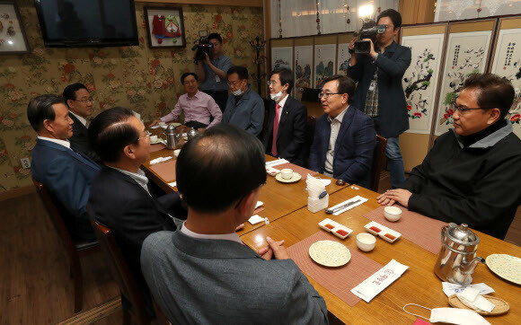 미래통합당 4선 이상 당선 의원들이 3일 오후 서울 여의도의 한 식당에서 만찬회동하고 있다. 왼쪽앞부터 시계방형으로 이명수 의원, 권영세 당선인, 홍문표 의원, 주호영 의원, 김기현 당선인, 정진석 의원, 조경태 의원, 서병수 당선인, 박진 당선인. 연합뉴스