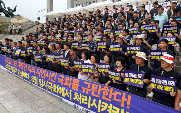 한국노총과 민주노총이 22일 국회에서 ‘노란봉투법'(노조법 2·3조 개정안) 8월 임시국회 처리 촉구 기자회견을 하고 있다. 연합뉴스