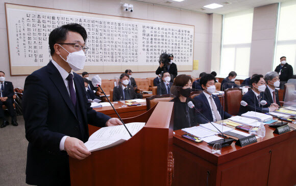 김진욱 고위공직자범죄수사처장이 9일 오전 서울 여의도 국회에서 열린 법제사법위원회의 전체회의에서 2022년도 예산 및 기금운용계획안 제안설명을 하고 있다. 연합뉴스