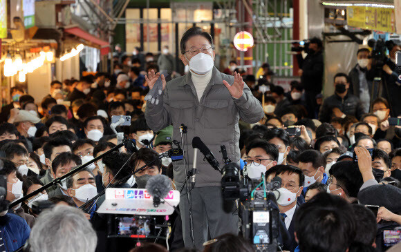 더불어민주당 이재명 대선후보가 13일 제주도 서귀포시 매일올레시장에서 즉석연설을 통해 지지를 호소하고 있다. 연합뉴스