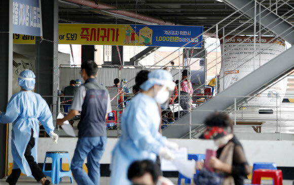 8일 오후 광주 북구선별진료소에 코로나19 검사를 받으려는 시민들의 발길이 이어지고 있다. 연합뉴스