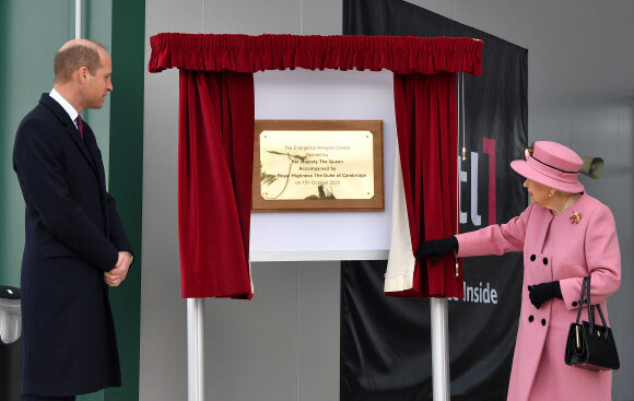 영국국방과학기술연구소를 방문한 엘리자베스 2세 여왕과 윌리엄 왕세손. AP=연합뉴스