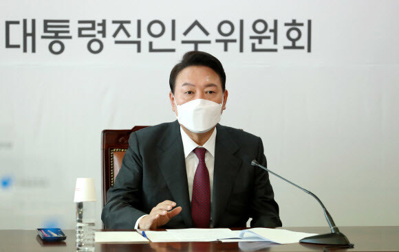 윤석열 대통령 당선자가 29일 서울 종로구 통의동 금융감독원 연수원에 마련된 제20대 대통령직인수위원회에서 열린 간사단 회의에 참석하고 있다. 공동취재사진