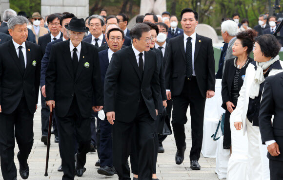 문재인 대통령과 부인 김정숙 여사가 19일 오전 서울 강북구 국립 4·19 민주묘지에서 열린 제60주년 4·19혁명 기념식에 참석하고 있다. 청와대사진기자단