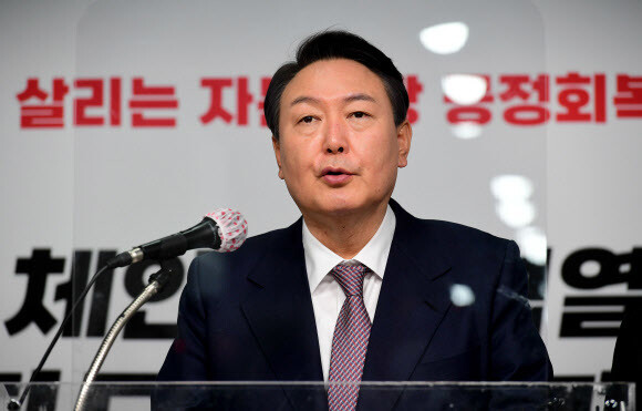 윤석열 국민의힘 대선후보가 27일 오전 서울 여의도 당사에서 공약을 발표하고 있다. 공동취재사진