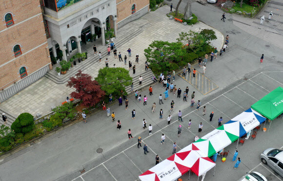 지난 4일 광주시 북구 일곡동 중앙일곡교회 주차장에 마련된 선별진료소에서 예배 참석자들이 진단 검사를 기다리고 있다. 연합뉴스