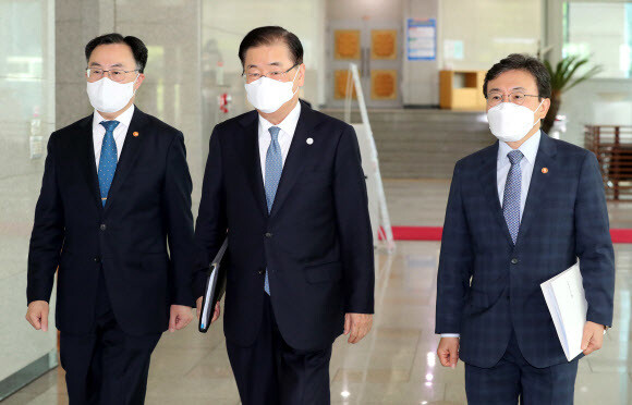 정의용 외교부 장관(가운데)과 권덕철 보건복지부 장관(오른쪽), 문승욱 산업통상자원부 장관(왼쪽)이 25일 외교부에서 대통령 방미 성과를 발표하기 위해 회견장으로 이동하고 있다. 연합뉴스