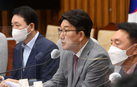 권성동 국민의힘 원내대표가 1일 국회에서 열린 원내대책회의에서 발언하고 있다. 공동취재사진