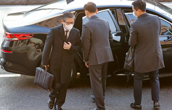 변창흠 국토교통부 장관 후보자가 22일 오전 정부과천청사 서울지방국토관리청에 마련된 청문회 준비 사무실로 출근하고 있다. 연합뉴스