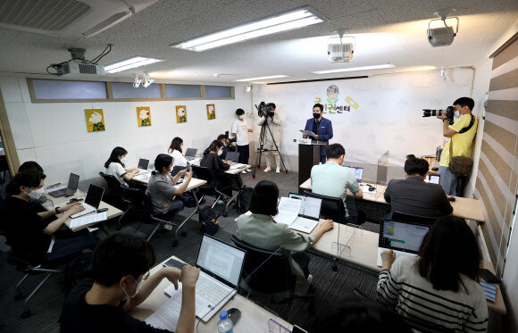 임태훈 군인권센터 소장이 21일 오전 서울 마포구 군인권센터에서 공군 부사관 성추행 피해 사망 사건 당시 공군본부 군사경찰단의 보고 정황에 대해 발표하고 있다. 연합뉴스