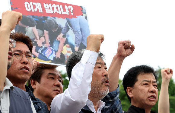 한국노총이 경사노위 참여 중단을 선언한 가운데 8일 오전 서울 용산구 대통령집무실 앞에서 열린 한국노총 공식 기자회견에서 김동명 위원장 등 참가자들이 구호를 외치고 있다. 연합뉴스