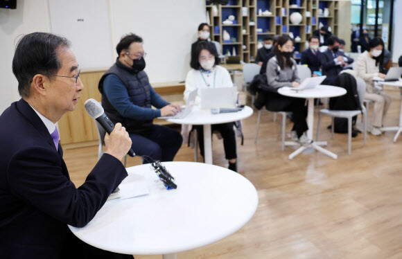 한덕수 국무총리가 15일 정부서울청사에서 출입 기자들과 만나 백브리핑을 하고 있다.연합뉴스