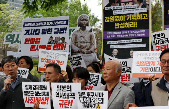 한국을 방문한 기시다 후미오 일본 총리와 윤석열 대통령의 정상회담이 열리고 있는 7일 오후 용산 대통령실 앞. 한일역사정의평화행동 주최로 기시다 총리 방한 반대 집회가 열리고 있다. 연합뉴스