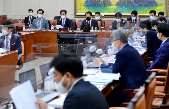 17일 서울 여의도 국회 정무위원회 전체회의에서 이해충돌방지법에 대한 공청회가 진행되고 있다. 연합뉴스