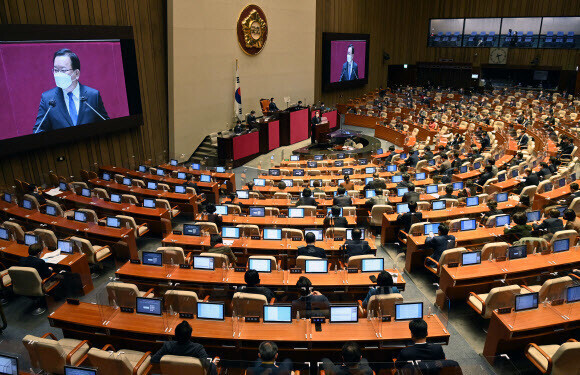 1월27일 오후 서울 여의도 국회에서 열린 제393회국회(임시회) 제1차 본회의에서 의원들이 김부겸 국무총리의 2022년 1차 추경안 시정연설을 듣고 있다. 공동취재사진