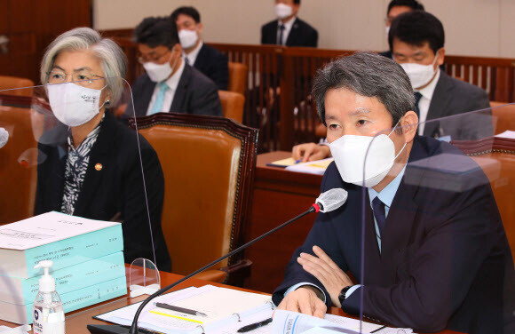강경과 외교부 장관과 이인영 통일부 장관이 5일 국회에서 열린 외교통일위원회 전체회의에서 미국 대선 이후 한국의 대응에 관한 질의에 답변하고 있다. 연합뉴스