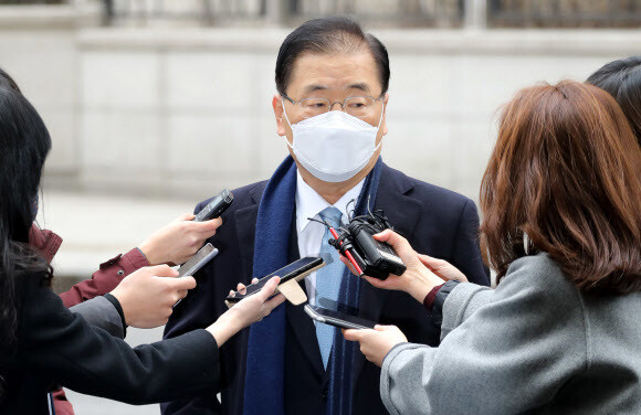 정의용 외교부 장관 후보자가 21일 오전 종로구 도렴 빌딩 사무실로 출근하며 기자들의 질문에 답하고 있다. 연합뉴스