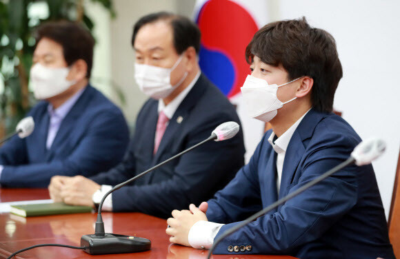 이준석 국민의힘 대표가 9일 열린 1차 대선경선준비위원회 회의에 참석했다. 연합뉴스 이준석 국민의힘 대표가 9일 열린 1차 대선경선준비위원회 회의에 참석했다. 연합뉴스