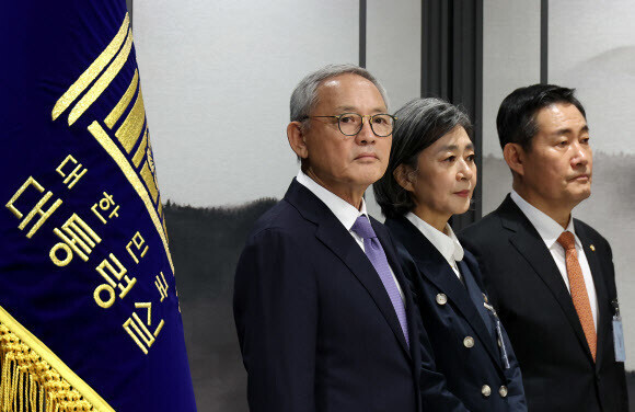 유인촌 문화체육관광부 장관 후보자(왼쪽부터), 김행 여성가족부 장관 후보자, 신원식 국방부 장관 후보자가 지난달 13일 용산 대통령실 브리핑룸에서 열린 김대기 대통령 비서실장의 개각 관련 브리핑에 배석한 모습. 연합뉴스