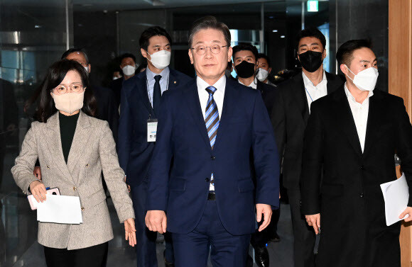 더불어민주당 이재명 대선 후보가 지난 11일 서울 중구 매경미디어센터에서 열린 한국기자협회 주최 방송 6개사 공동 주관 2022 대선후보 초청 토론회에 참석하고 있다. 공동취재사진