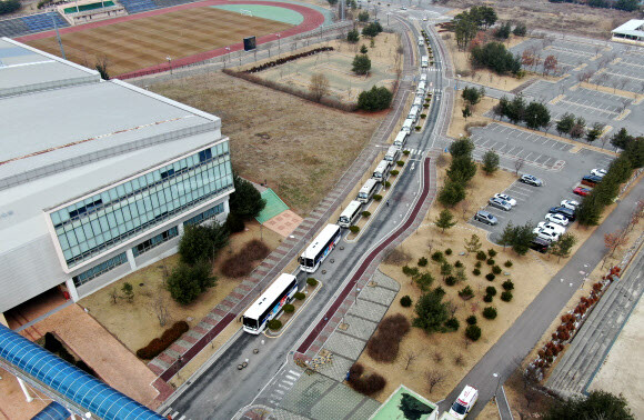 신종 코로나바이러스 감염증 발원지인 중국 후베이성 우한에서 귀국한 교민들을 태운 버스가 31일 임시생활시설로 지정된 충남 아산 경찰인재개발원에 도착하고 있다. 2020.1.31 연합뉴스 신종 코로나바이러스 감염증 발원지인 중국 후베이성 우한에서 귀국한 교민들을 태운 버스가 31일 임시생활시설로 지정된 충남 아산 경찰인재개발원에 도착하고 있다. 2020.1.31 연합뉴스