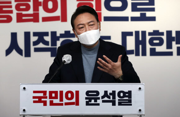 윤석열 대통령 당선자가 13일 오후 서울 여의도 국민의힘 당사에서 대통령직인수위원회 위원장 및 부위원장 인선 결과를 발표한 뒤 취재진의 질문에 답하고 있다. 공동취재사진