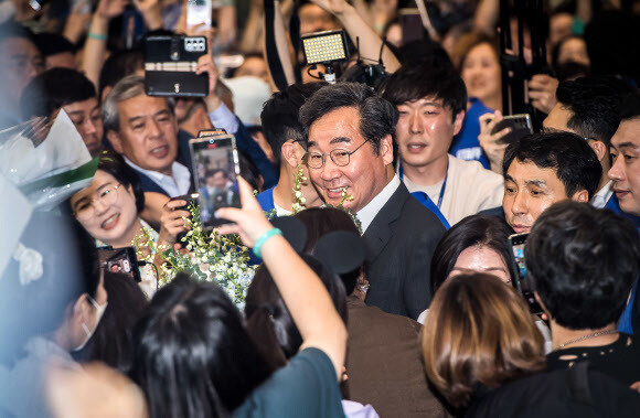 이낙연 전 더불어민주당 대표가 1년간의 미국 연수를 마친 뒤 지난 24일 오후 인천국제공항을 통해 귀국해 지지자들과 인사를 나누고 있다. 연합뉴스